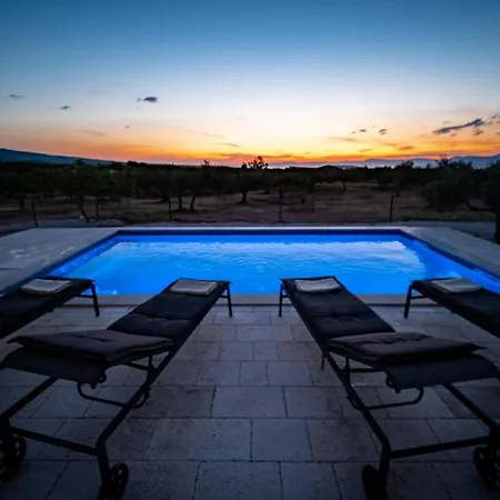 Secluded Bracuta With Swimming Pool Сasa de vacaciones Pucisca
