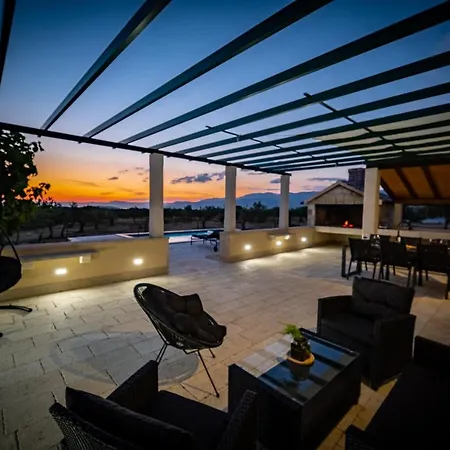 Сasa de vacaciones Secluded Bracuta With Swimming Pool