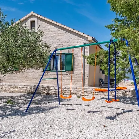 Secluded Bracuta With Swimming Pool Pucisca