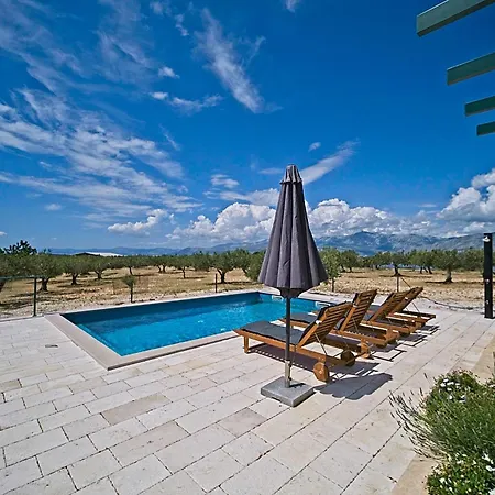 Secluded Bracuta With Swimming Pool Сasa de vacaciones *