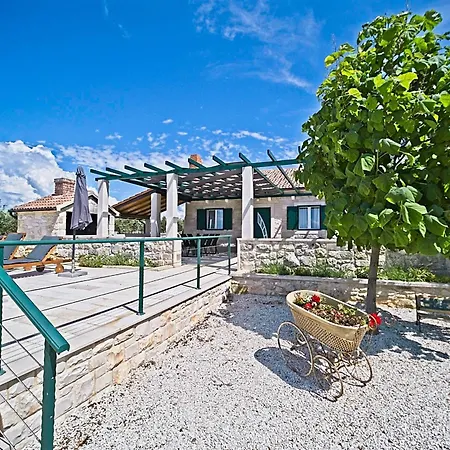 Secluded Bracuta With Swimming Pool Pucisca