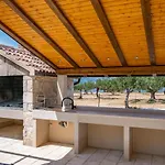 Dom wakacyjny Secluded Bracuta With Swimming Pool *