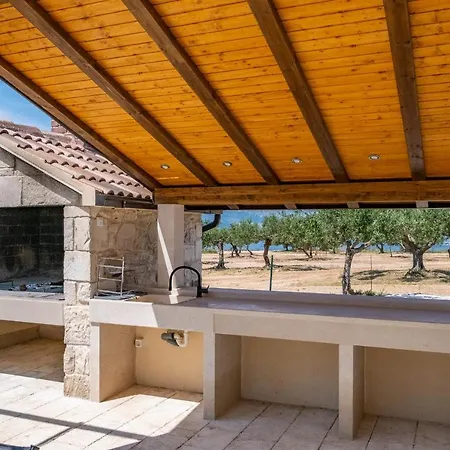 Hébergement de vacances Secluded Bracuta With Swimming Pool *