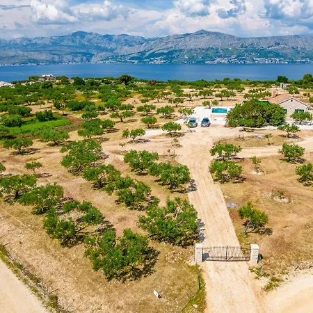 Dom wakacyjny Secluded Bracuta With Swimming Pool