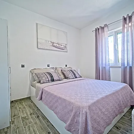 Hébergement de vacances Secluded Bracuta With Swimming Pool *