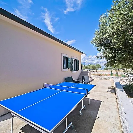 Hébergement de vacances Secluded Bracuta With Swimming Pool